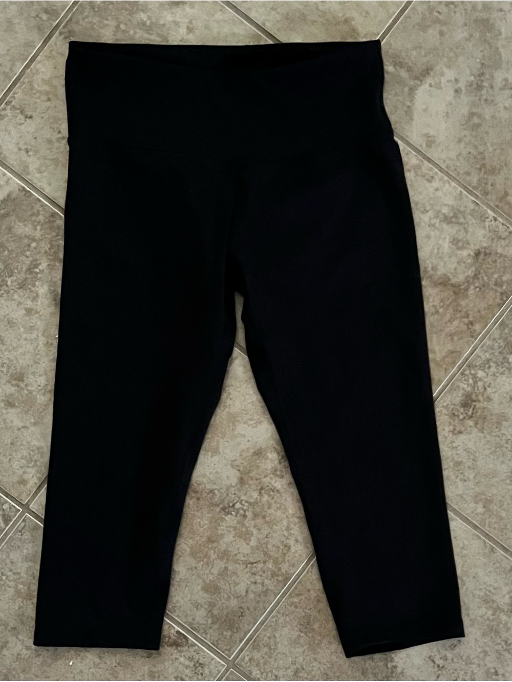 Black High Rise Compression 3/4 Length Workout Pants - L